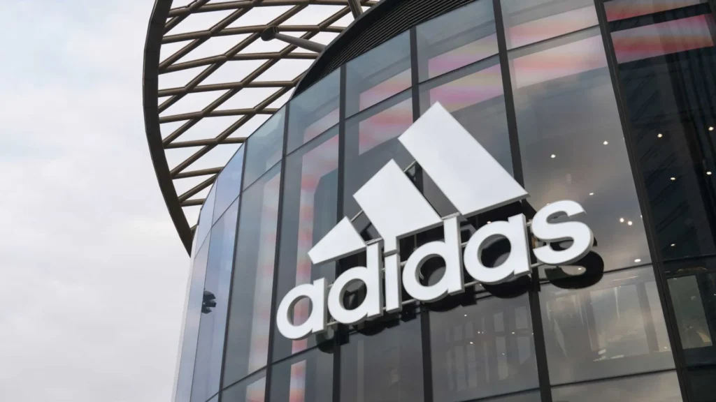 Adidas tem lucro acima do esperado após aumento nas vendas no 4º trimestre