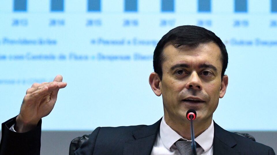 Governo sabe que precisa desacelerar economia para conter inflação