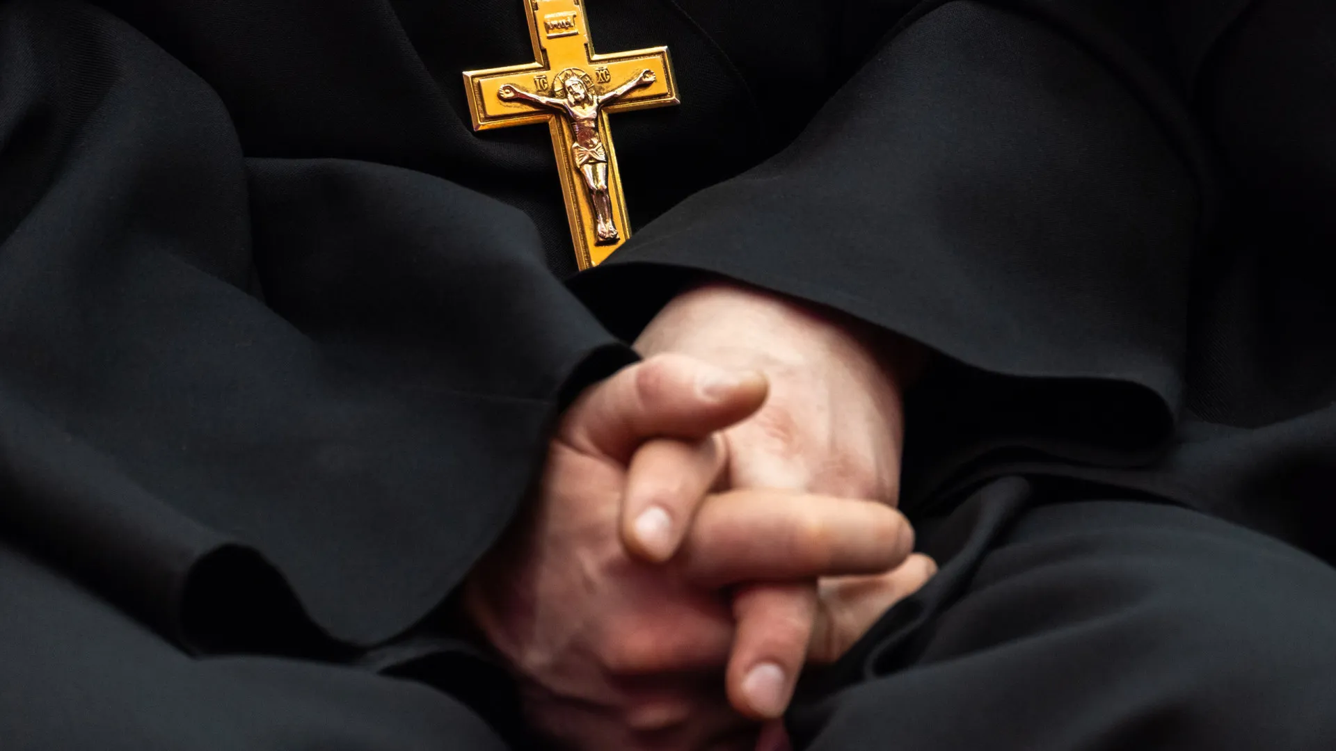 Padre faz 'gesto de Musk' em evento antiaborto e tem licença revogada