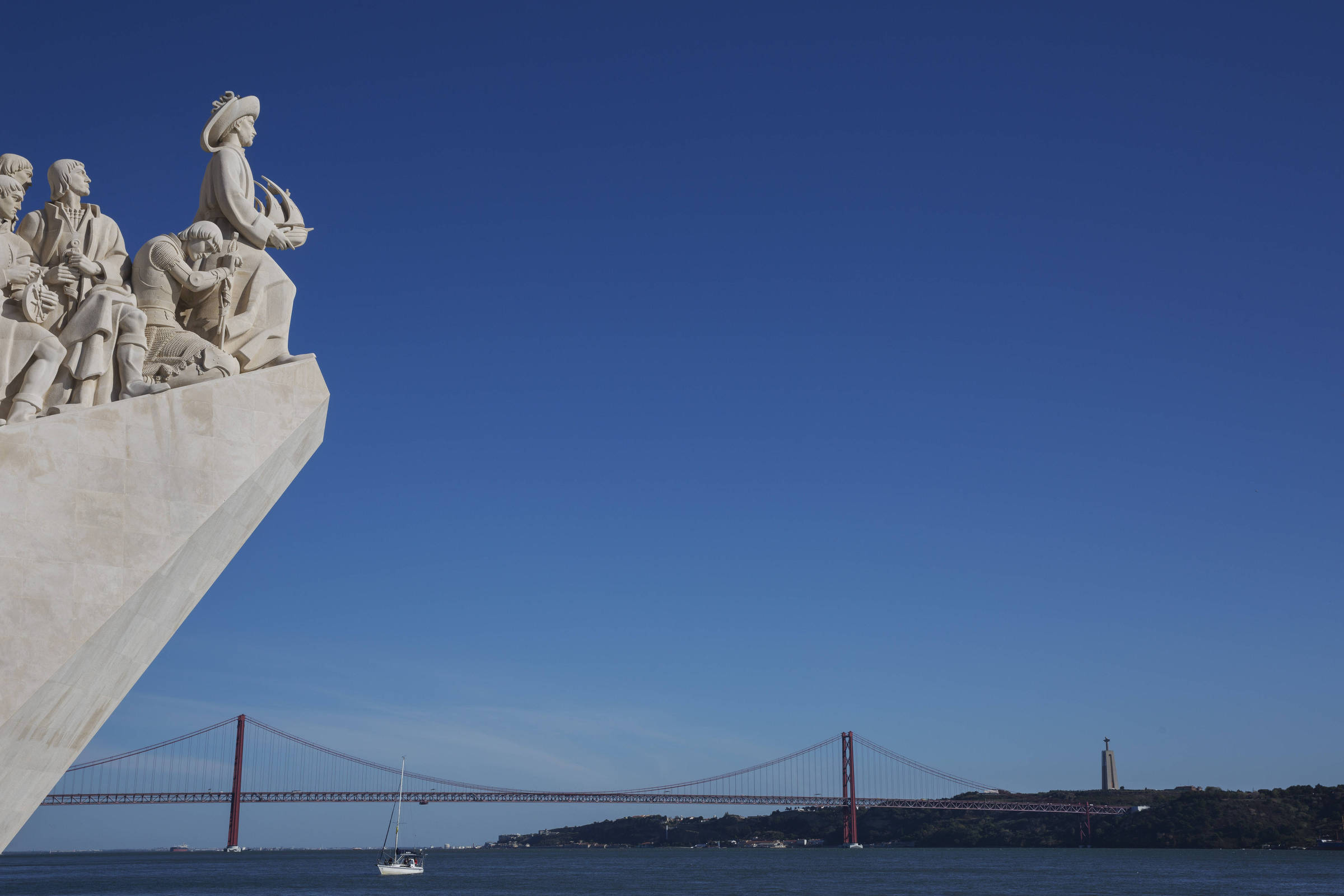 monumento, que fica na entrada do porto de Lisboa, é uma estátua em homenagem aos exploradores portugueses. a estátua tem formato semelhante a de um navio, com diversas pessoas esculpidas que olham em direção ao mar