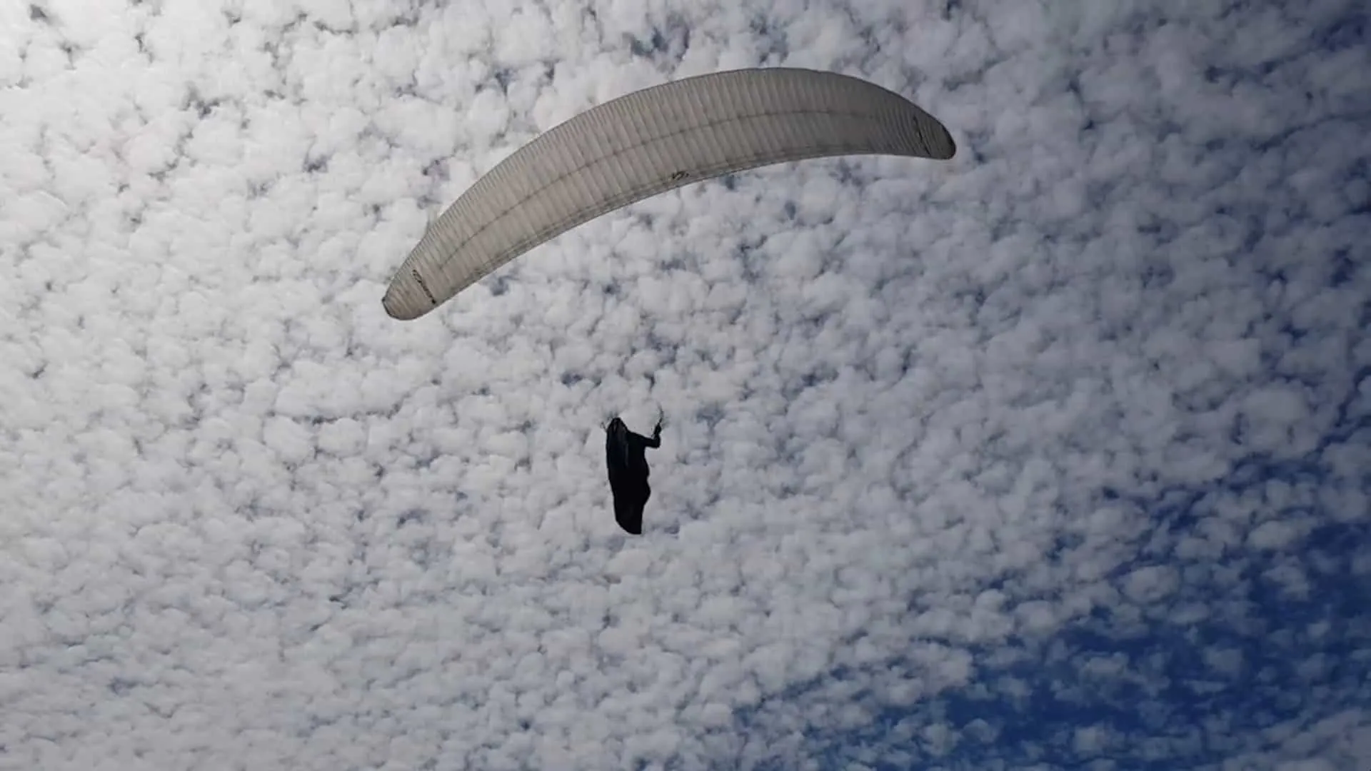 Turista morre após cair de parapente na Colômbia