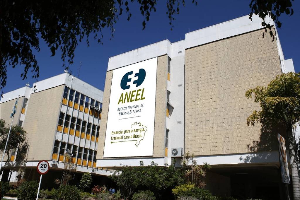 fachada da aneel, é um prédio baixo, de três andares, com as cores marrom, branco e amarelo