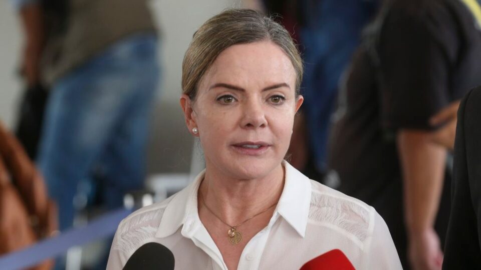 Gleisi minimiza CPI do INSS e diz que Lula manterá Lupi no cargo