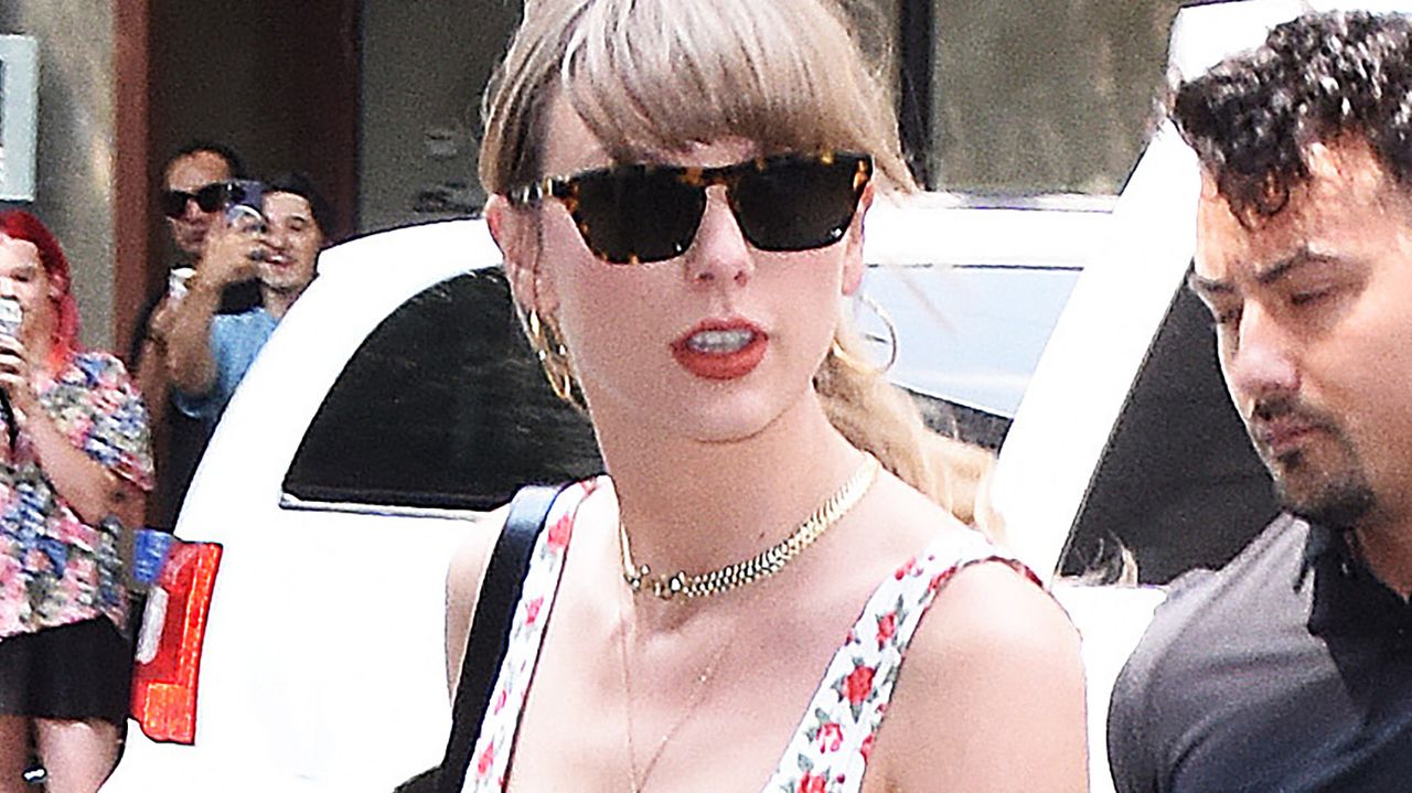 Os fãs de Taylor Swift acham que seu mais recente vestido floral é um ovo de Páscoa anti-reprodução (TV)
