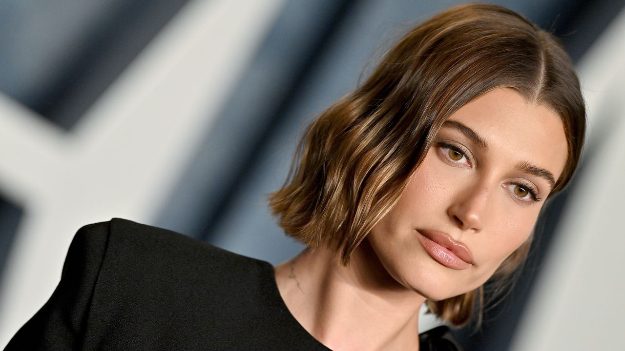O Rhode de Hailey Bieber foi vendido à Elf Beauty por US $ 1 bilhão