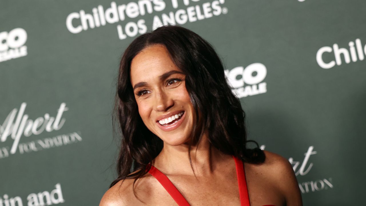 Meghan Markle mostra a pedicure perfeita de verão enquanto nos dá uma olhada em seu jardim
