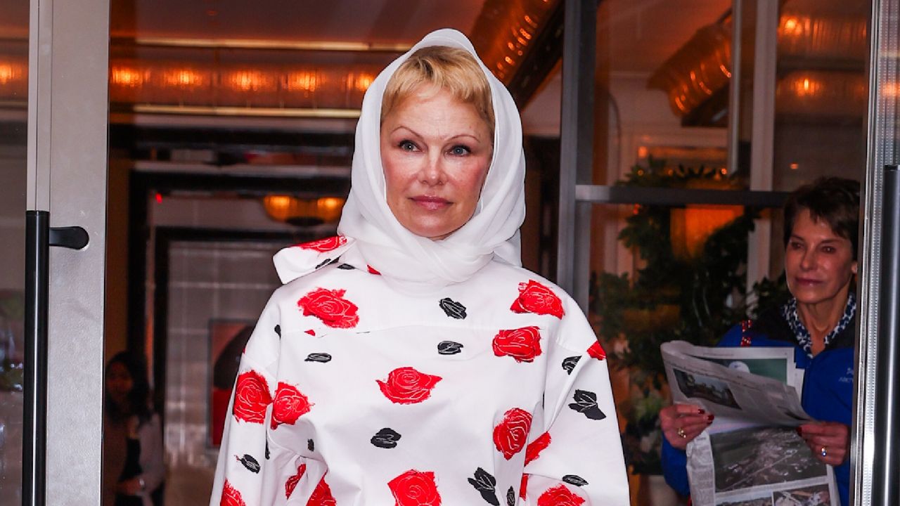A nova era de estilo de Pamela Anderson inclui maquiagem e um bob cacheado 'romântico'