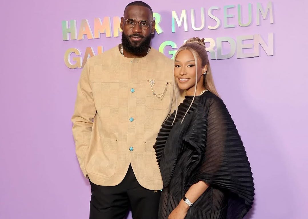 LeBron James em Louis Vuitton e Savannah James em Issey Miyake na Gala do Museu do Hammer