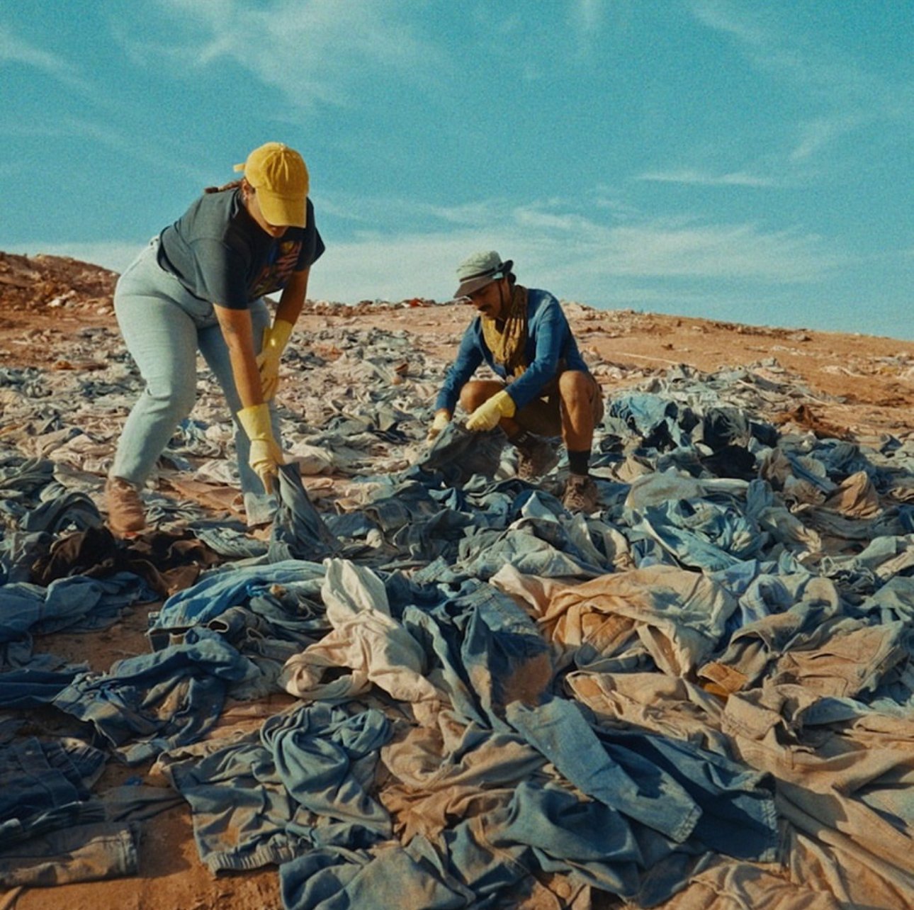 EP 241, "Não compre, resgate!" Fixando a pilha de lixo de roupas no deserto de Atacama do Chile - crise do guarda -roupa