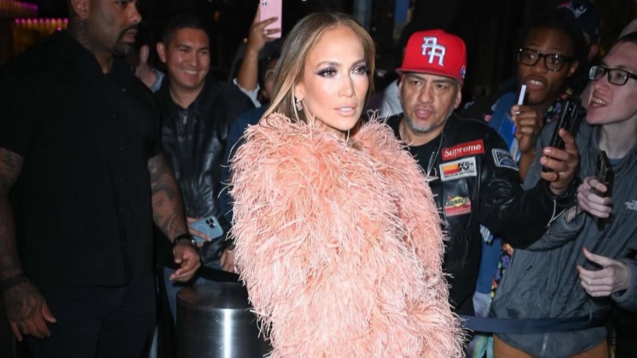 Jennifer Lopez usava um vestido de pêssego de US $ 835 "The New Cheel" com um bolero de penas e saltos de femme la para o ringue que os sinos beneficiam em Nova York