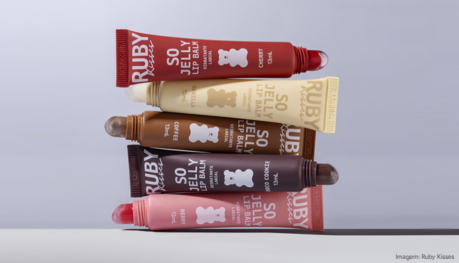 Ruby Kisses lança o lip balm must-have da estética Clean Girl