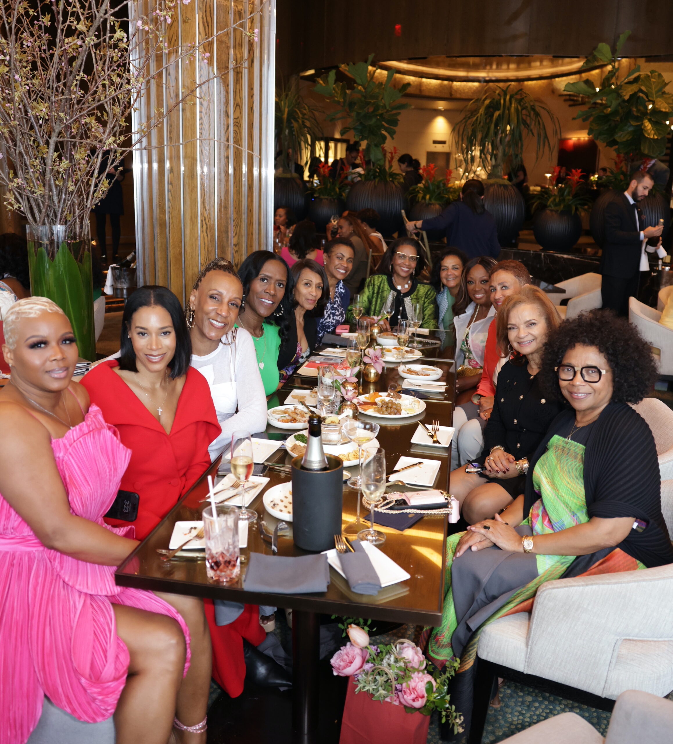 O que vestir para o Museu de Estudio no almoço do Harlem 2025, com Aisha McShaw, Claire Sulmers em Atelier Ndigo, Marva Smalls em Issey Miyake, Jerri Devard em Max Mara e muito mais!