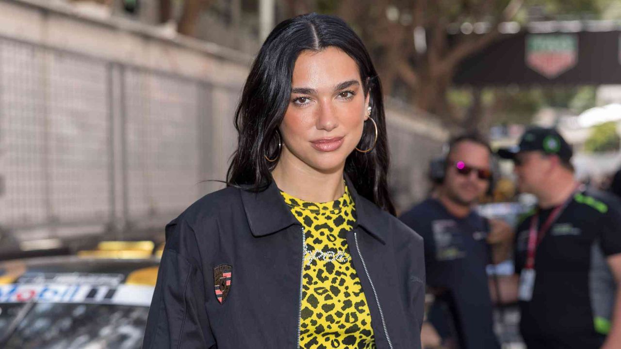 Dua Lipa acelera esta tendência de jeans DIY com seu tênis esportivo favorito