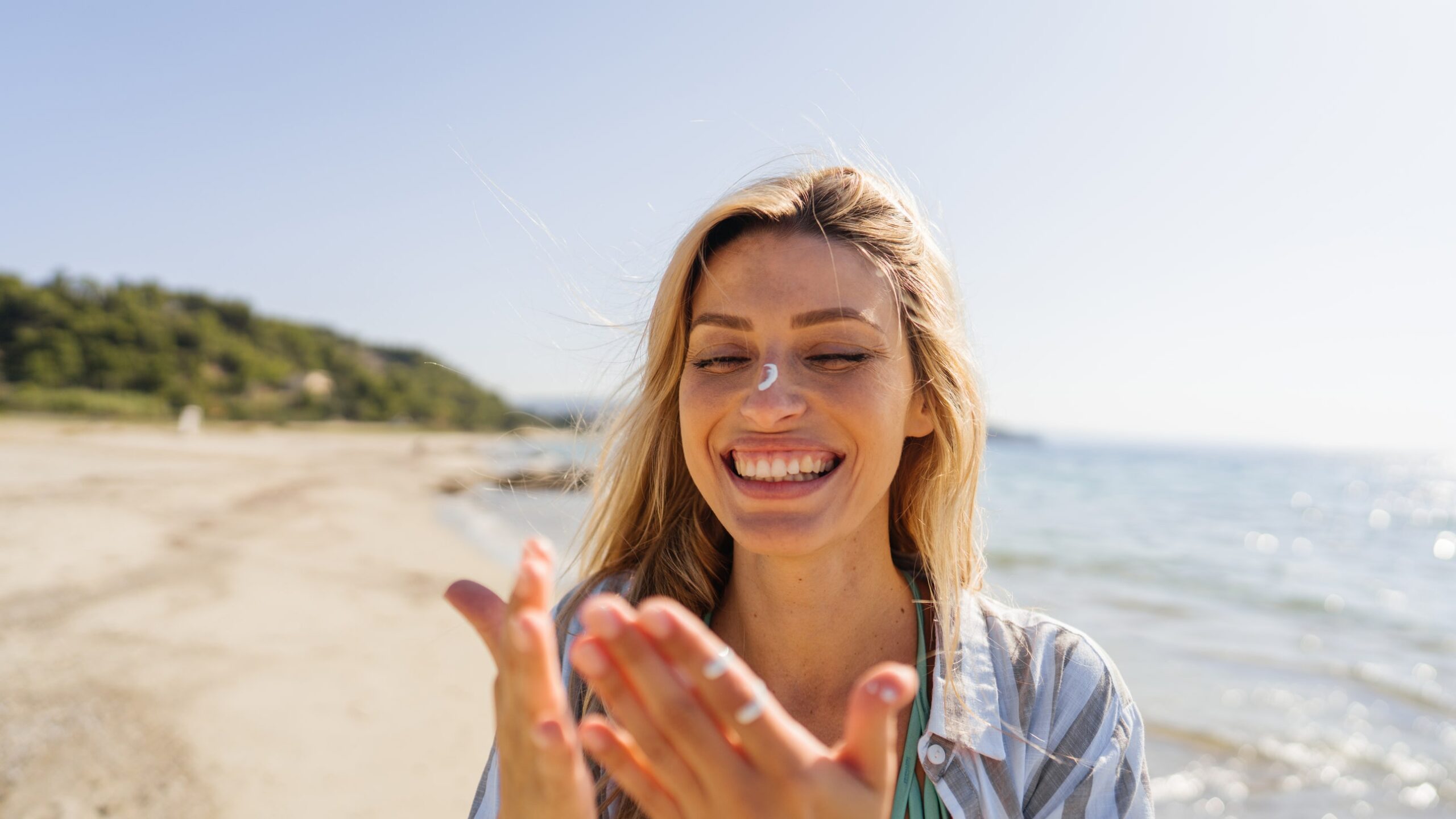 12 melhores filtros solares para a pele seca, de acordo com os dermatologistas 2025