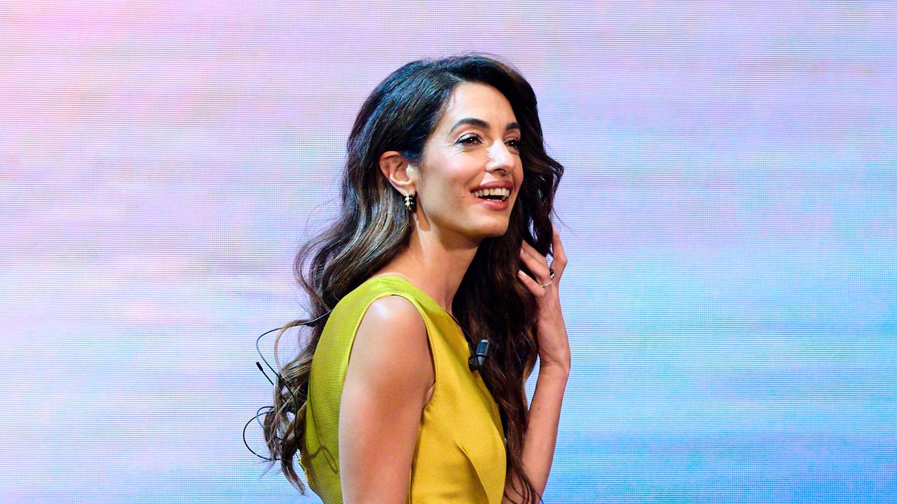 Amal Clooney canaliza Rita Hayworth com ondas saltitantes no 2025 Tony Awards