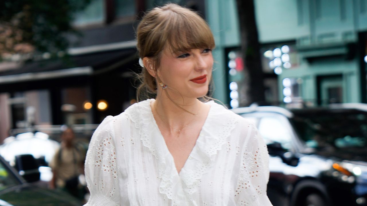 Taylor Swift acabou de pular as tendências do verão, carregando a próxima saco de IT do outono de 2025