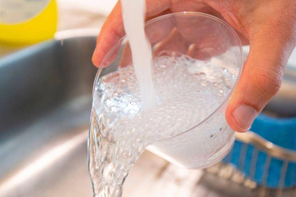 Oposição ao flúor na água cresce por riscos à saúde - 05/06/2025 - Equilíbrio