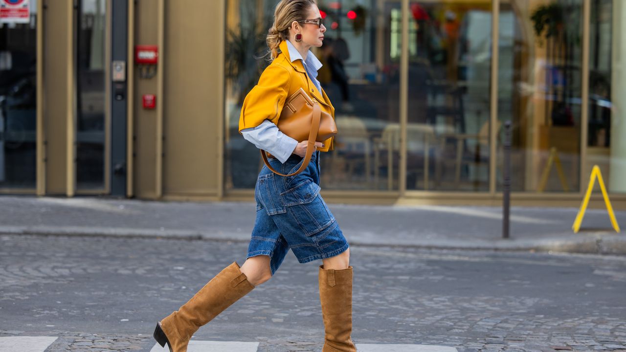 Como estilizar botas marrons com jeans e permanecer na tendência do verão até o outono