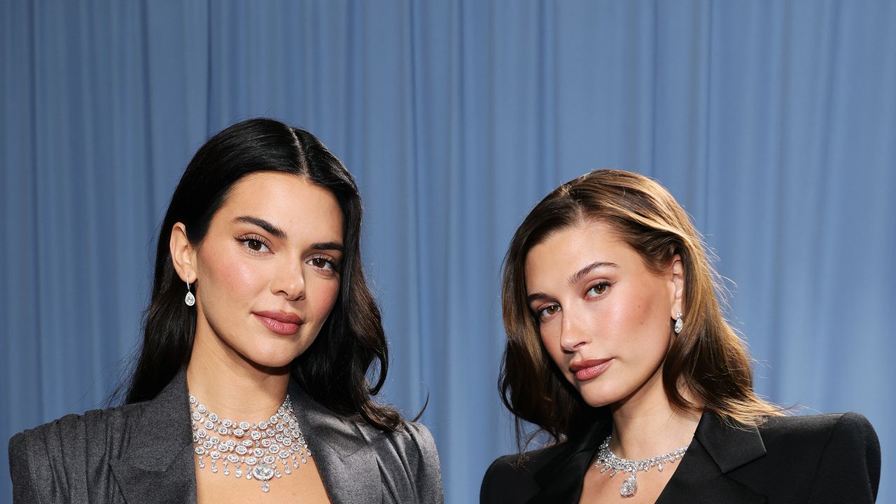 Hailey Bieber e Kendall Jenner estão carregando a mesma bolsa minúscula com um preço pesado