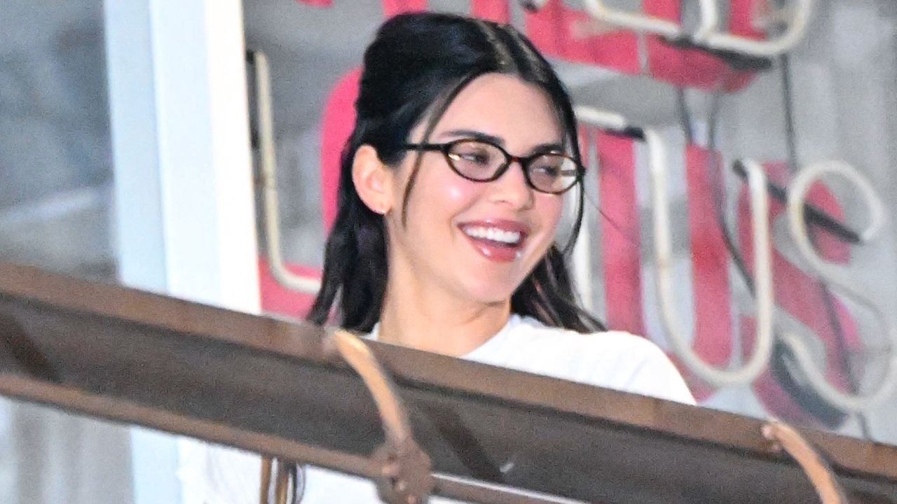 Kendall Jenner usava casualmente os chinelos de US $ 890 com a pedicure de verão mais discreta