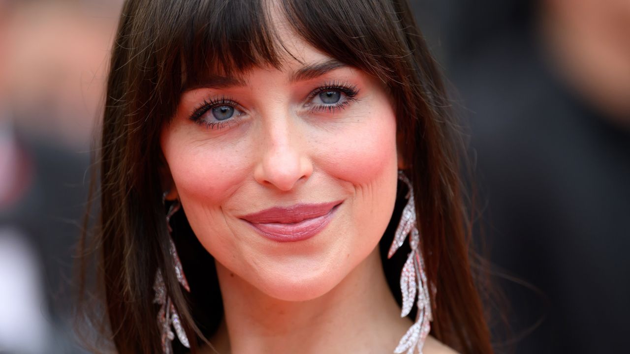 O cabelo 'Chestnut' de Dakota Johnson é a cor morena do verão