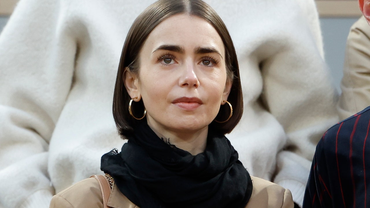 Lily Collins 'mais recente' Emily in Paris 'Look é tudo Paris, sem Emily
