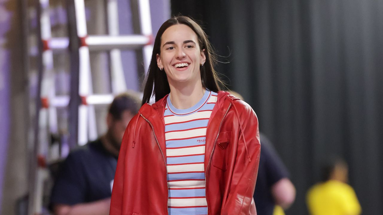 Caitlin Clark foi 'GROUT-GO' para seu retorno da WNBA em uma jaqueta de couro vermelha e febre e uma enorme bolsa de cinto