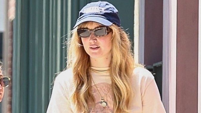 Jennifer Lawrence usava flip-flops nesta combinação de cores ousadas-então eles provavelmente estarão em toda parte em breve