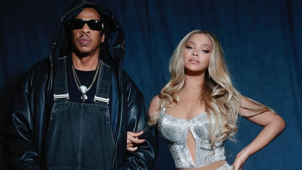 Casais de Bombas de Moda: Beyonce se apresenta em uma aparência de Silver Mugler ao lado de Jay-Z em Paris
