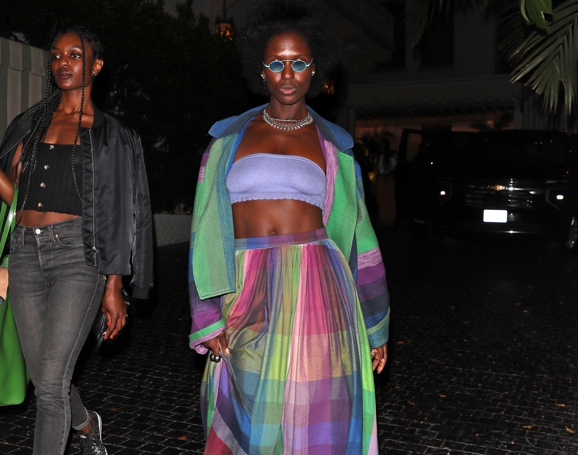 Jodie Turner-Smith atordoa em colorido Ensemble Purple, Blue e Green Plaid Marrakshi Life no Chateau Marmont