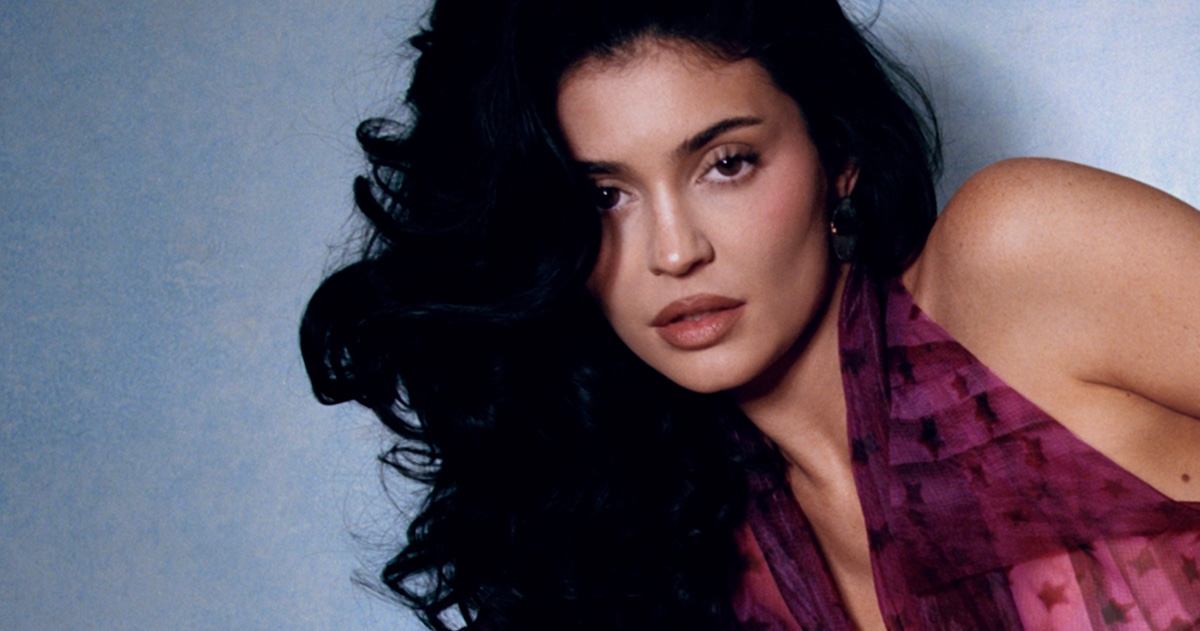 Kylie Jenner vai ultra-glam para a história de capa atordoada