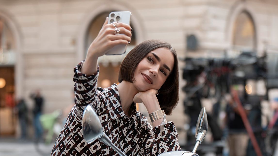 Lily Collins acabou de cortar seu bob italiano em um bob francês ultra-curto para Emily na 5ª temporada de Paris