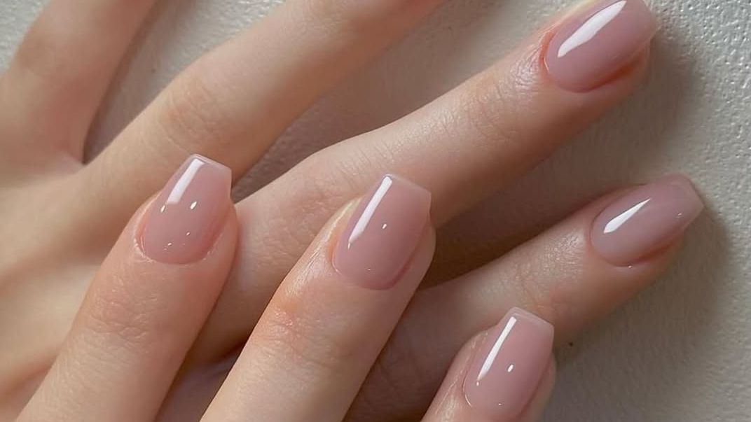 As unhas de vidro são a manicure minimalista final