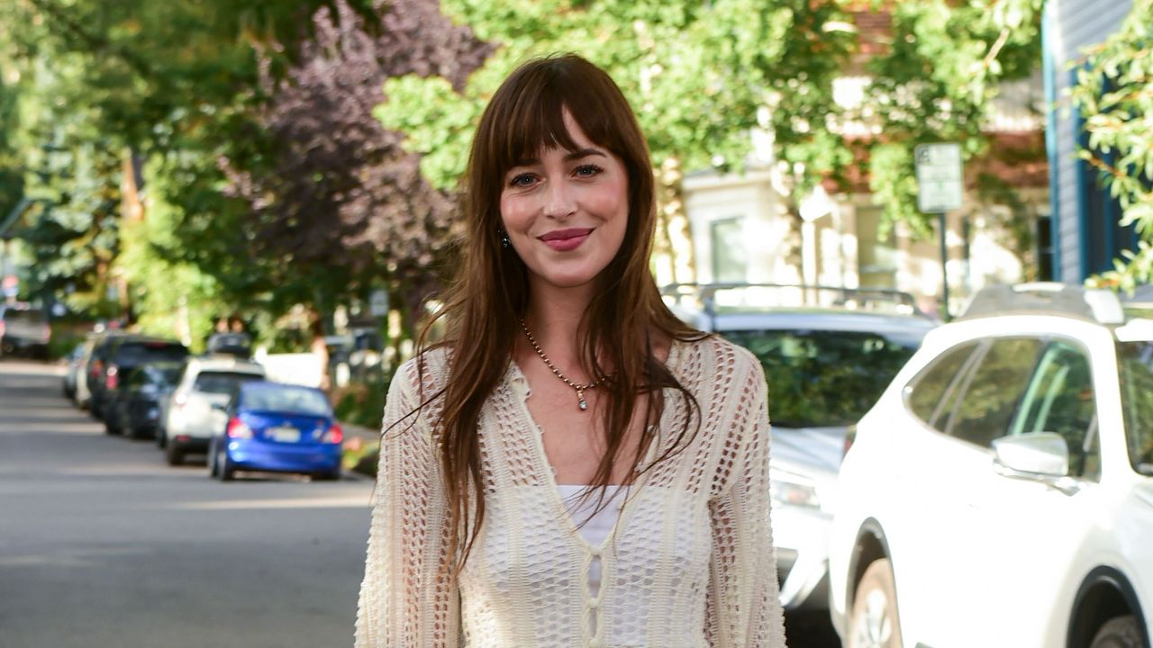 Dakota Johnson abandonou o estilo 'Goth Summer' para seu vestido mais praia ainda
