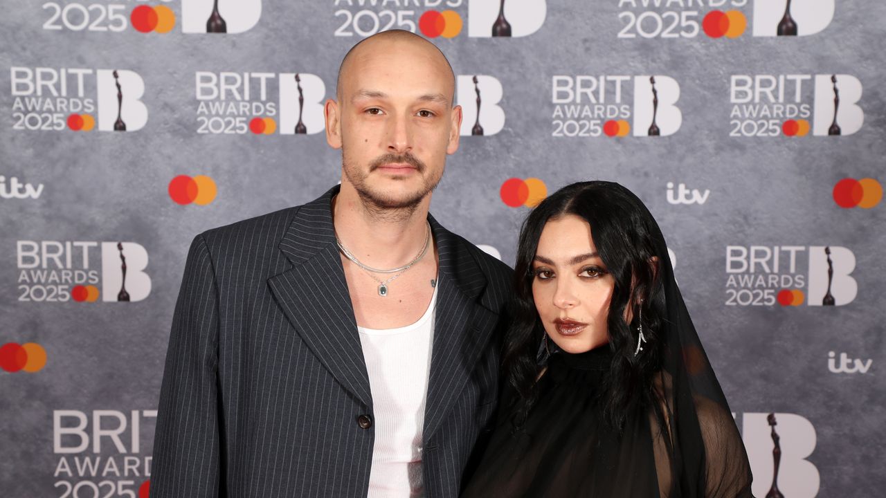Charli XCX se casa com o baterista de 1975 George Daniel em um minidress de noiva