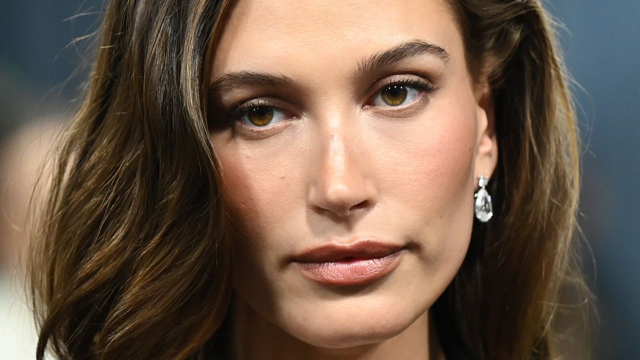 Hailey Bieber se abre sobre sua dermatite perioral - e compartilha exatamente como ela lida com um surto