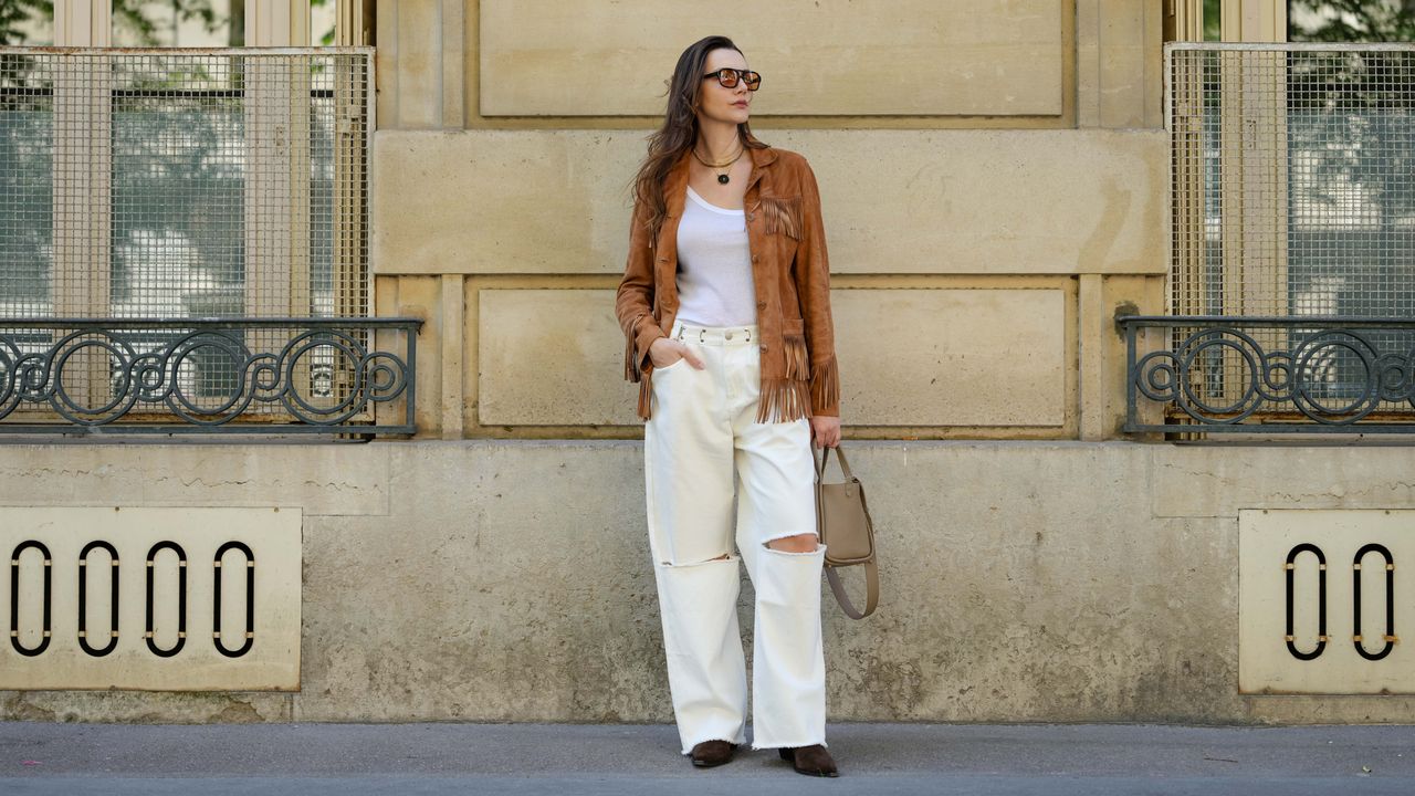 Como estilizar jeans brancos para o outono 2025 e permanecer na tendência