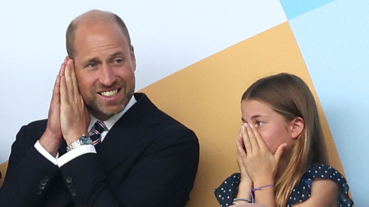 O príncipe William e a princesa Charlotte compartilham um momento doce torcendo pelas leoas da Inglaterra para a vitória