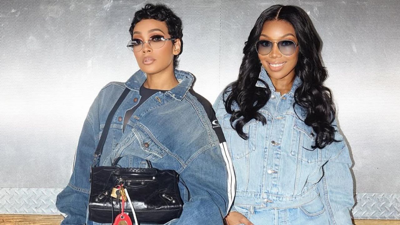 Brandy e Monica promovem a turnê "Boy Is Mine" em jeans azul Alexander Wang e Balenciaga Looks
