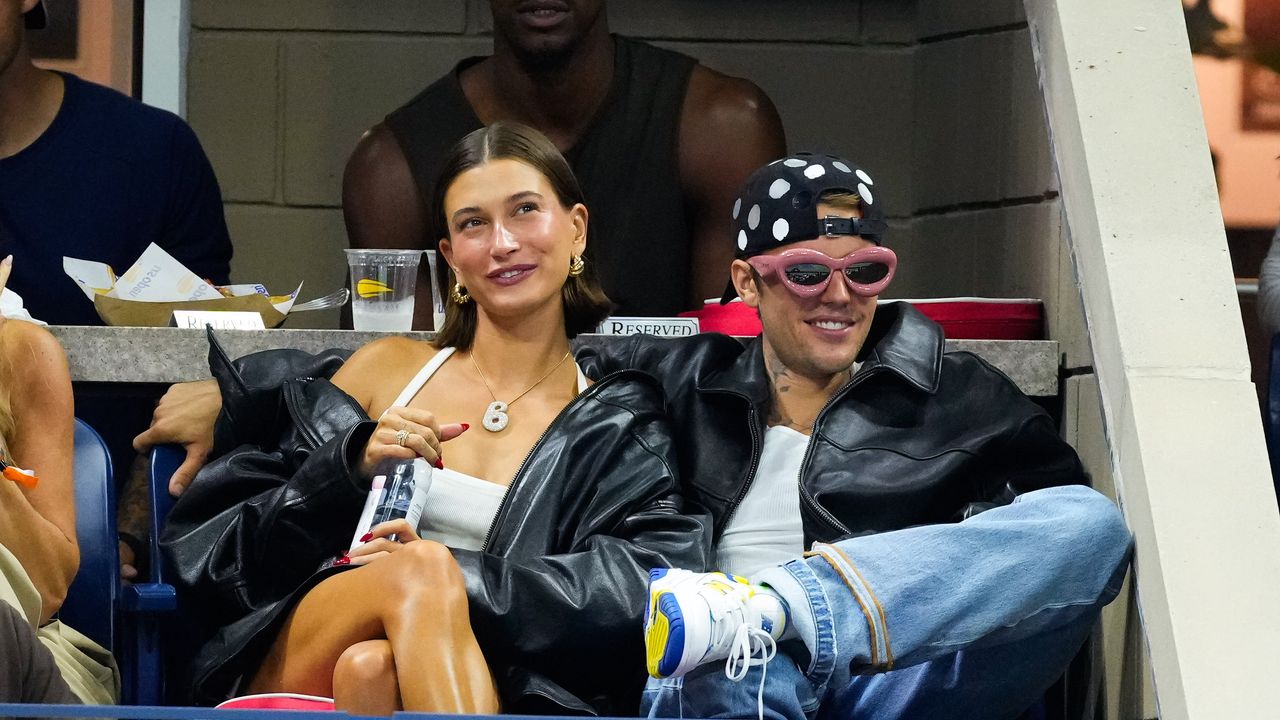 Hailey Bieber promove o novo álbum de Justin Bieber com uma aparência rara