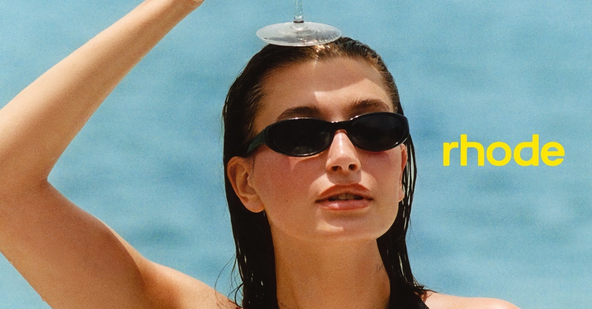 Hailey Bieber derruba o brilho de Lemontini de Rhode para o verão