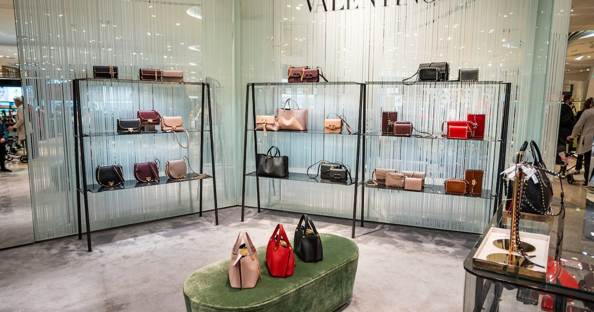 Mayhoola nega o relatório que está considerando a venda de Valentino com Kering