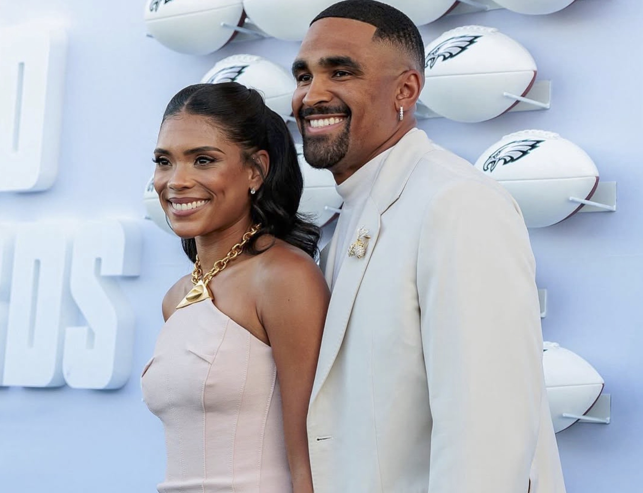 Jalen Hurts e Bry Hurts participam da cerimônia do anel de lix do Super Bowl em Treinador Custom e Blush Pink Schiaparelli vestido