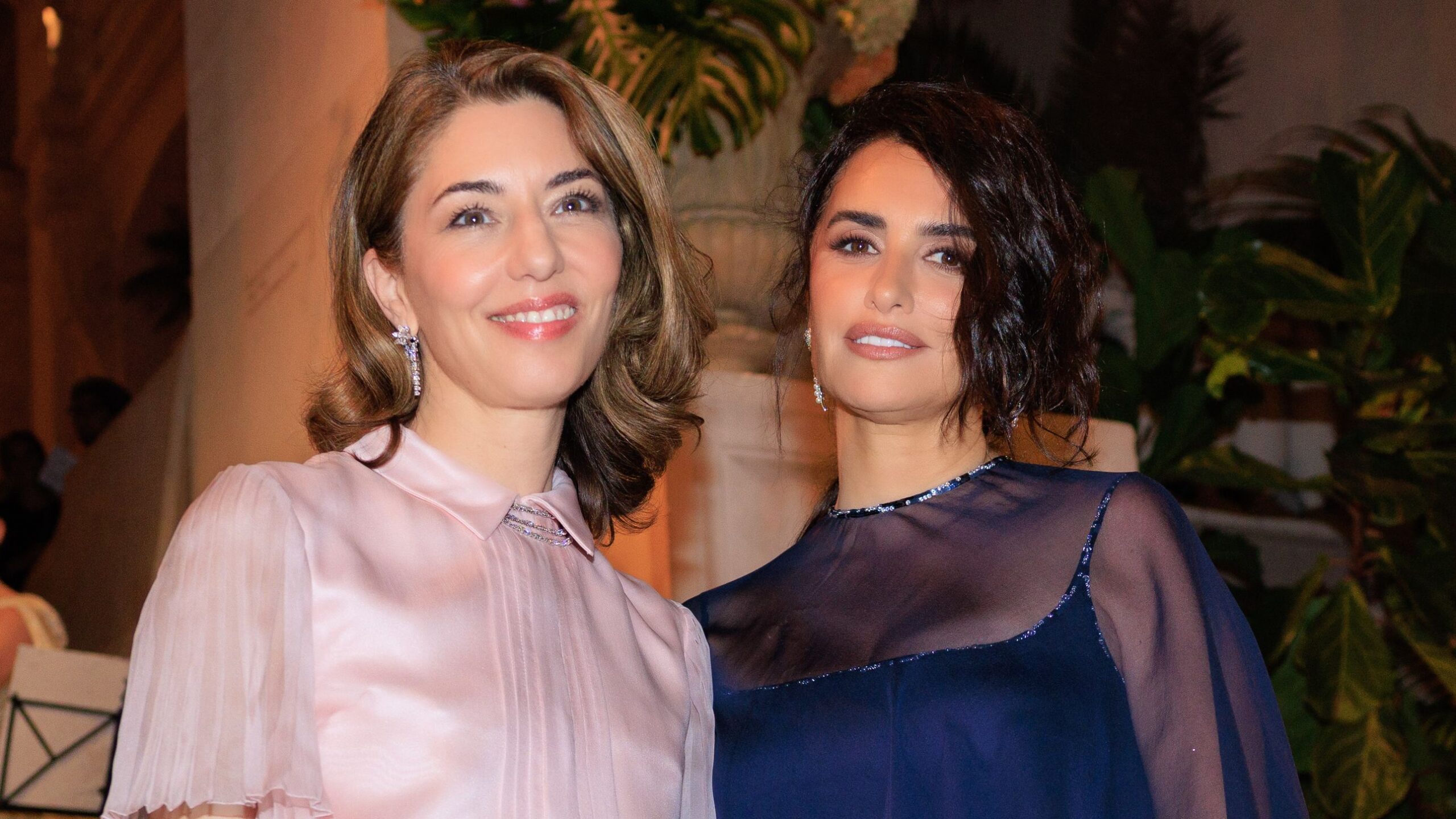 Couture Week Opennes com uma bola de verão cinematográfica, direto de Sofia Coppola no Museu de Artes Decorativas