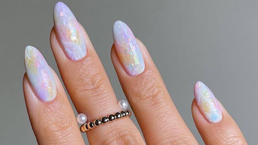 As unhas opalas são a mani de verão inspirada na sereia, estamos obcecados