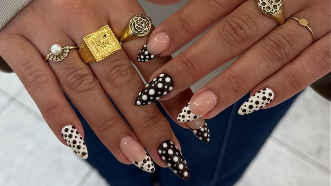 As unhas de bolinhas são a tendência de manicure inspirada na moda deste verão