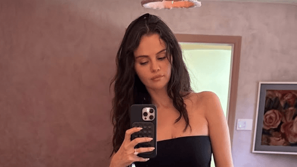 Selena Gomez deixou seu cabelo ondular para a noite com Benny Blanco