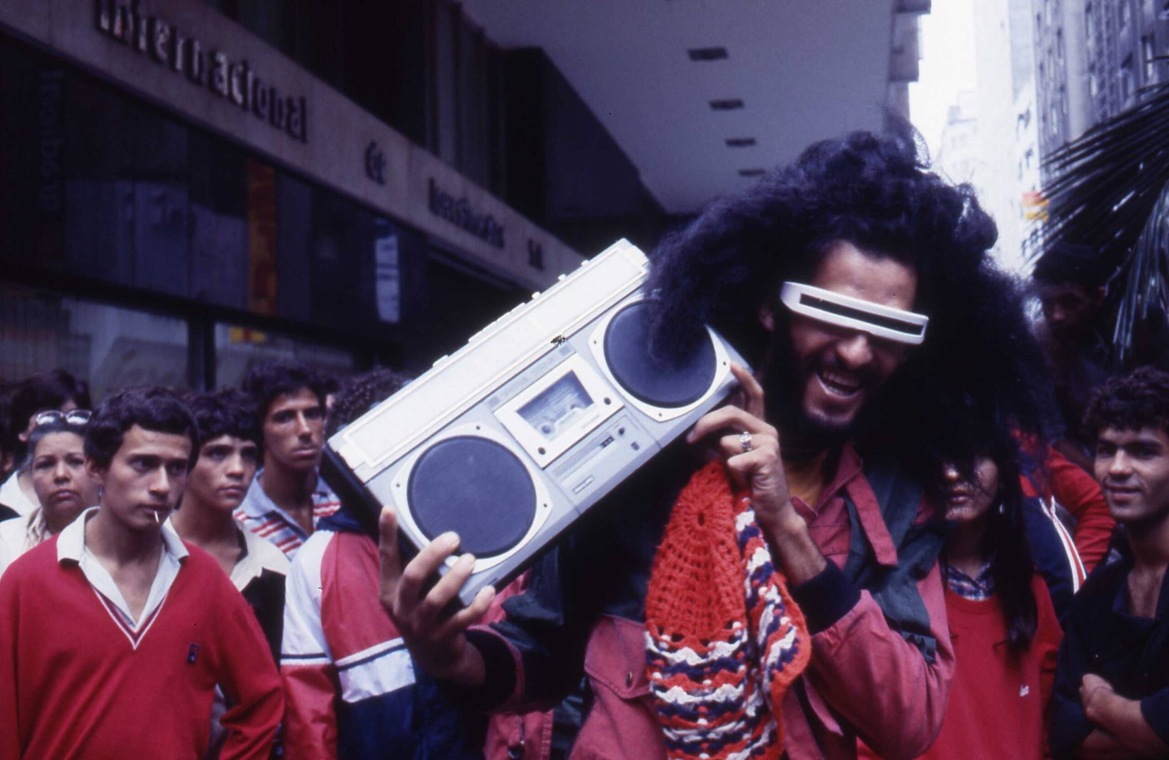Mostra narra chegada do hip-hop ao Brasil através de SP - 07/08/2025 - Ilustrada