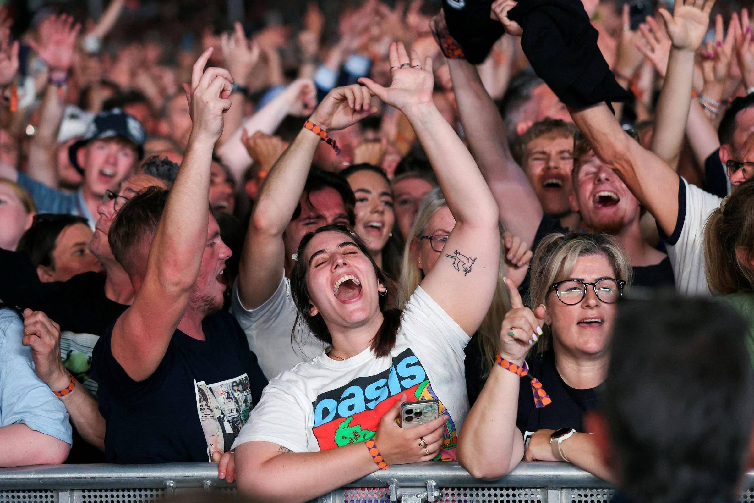 Homem morre após queda em show do Oasis em Londres - 03/08/2025 - Música