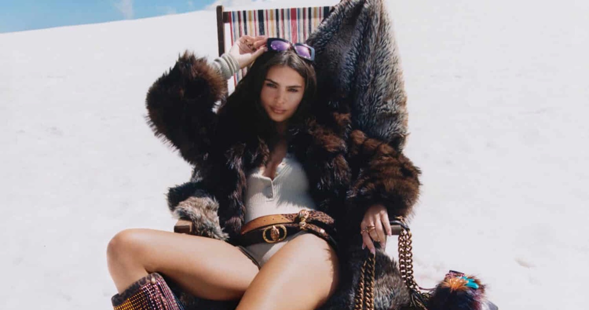 Emily Ratajkowski aquece a neve em Kurt Geiger outono 2025 AD